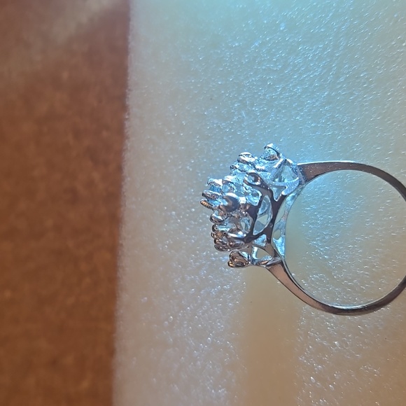 14KT Whitegold ring set with 18 small diamonds and 1 center sapphire Sz6 - Picture 3 of 5